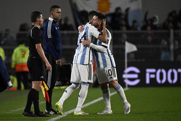 Lionel Messi digantikan oleh Exequiel Palacios dalam laga Kualifikasi Piala Dunia 2026 antara Argentina vs Ekuador di Stadion Mas Monumental, Buenos Aires, 7 September 2023. (Photo by Luis ROBAYO / AFP)