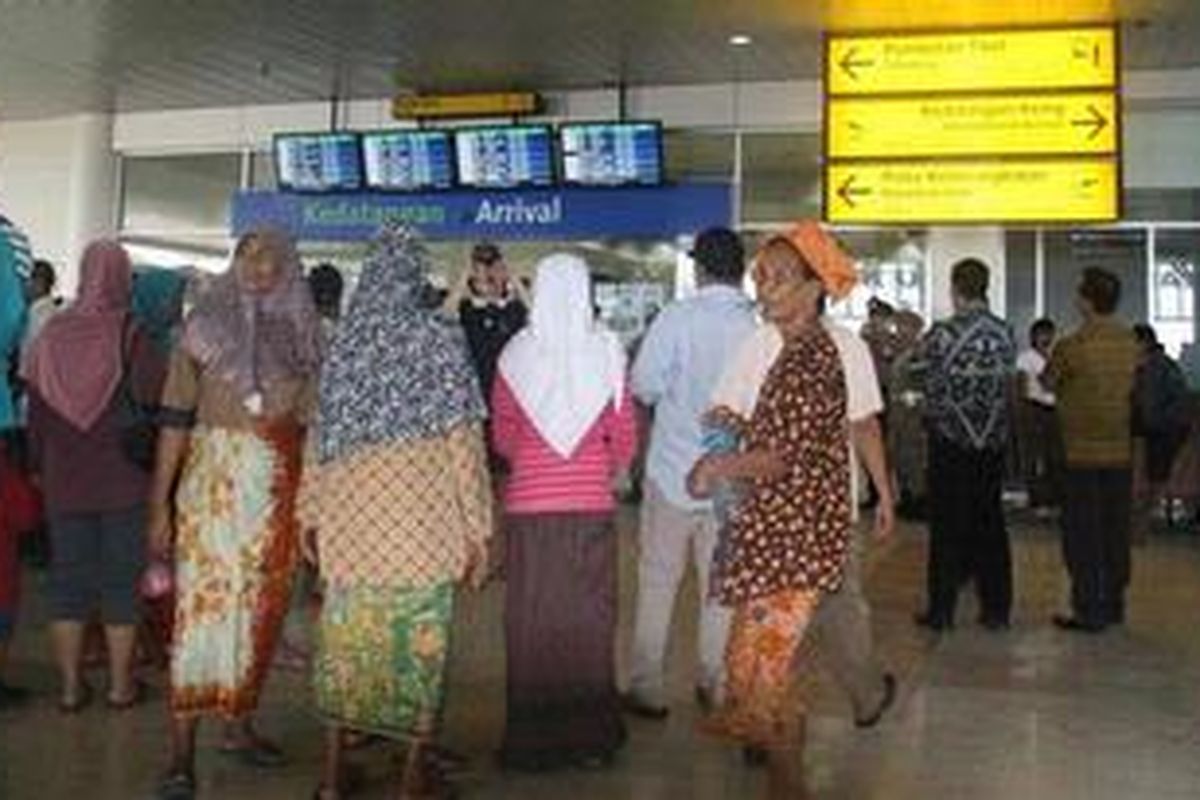 Warga lingkar Bandara Internasional Lombok, Lombok Tengah, Nusa Tenggara Barat, tidak membuang kesempatan untuk menikmati suasana ruang Terminal BIL, yang beroperasi 1 Oktober 2011.