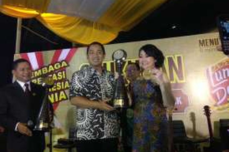 Pewaris Lumpia Semarang generasi ke-5 Cik Me Me (kanan) mendapat penghargaan dari Lembaga Prestasi Indonesia Dunia atas penciptaan menu lumpia terbanyak.
