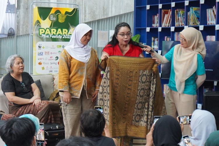 Memperkenalkan wastra pada generasi muda, termasuk tenun Biboki di acara Parara Mini Festival 2025.