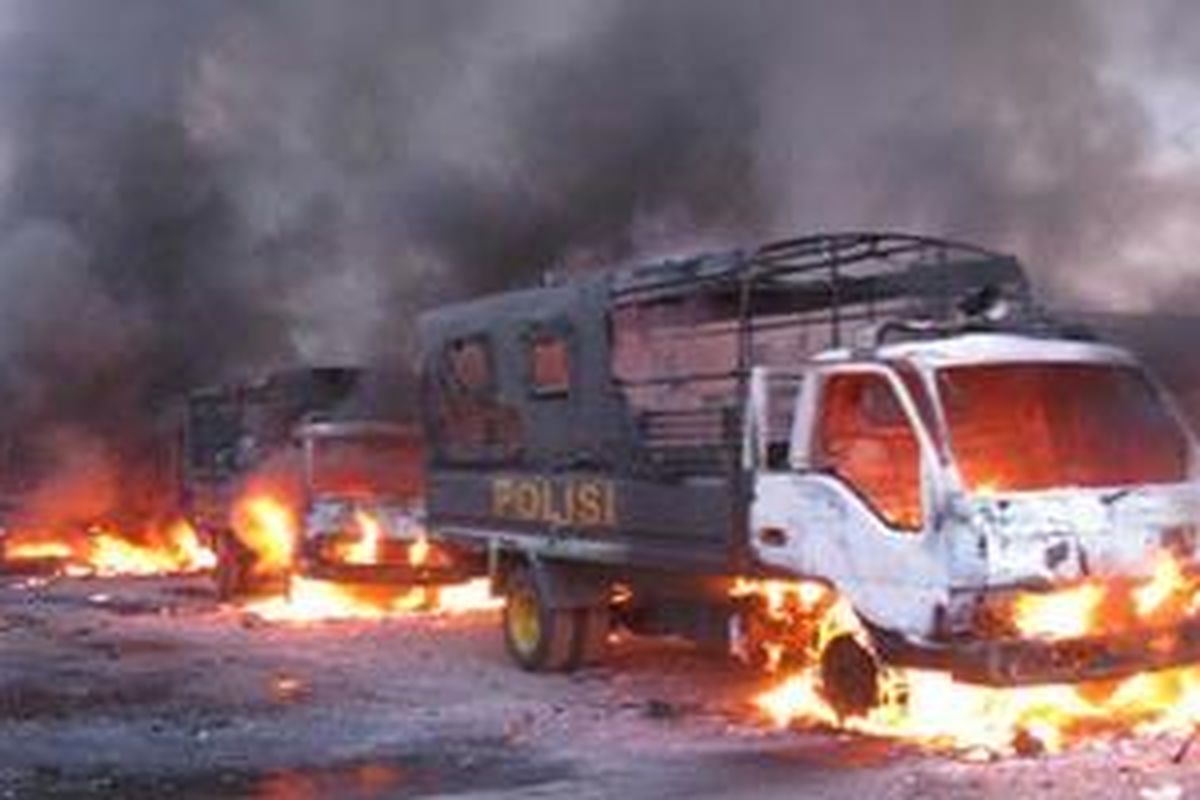 Massa membakar mobil polisi saat terjadi bentrok antara massa dengan Satpol PP dan Kepolisian Resort Jakarta Utara yang berupaya membongkar gapura kompleks makam Mbah Priok di Koja, Jakarta Utara, Rabu (14/4/2010).
