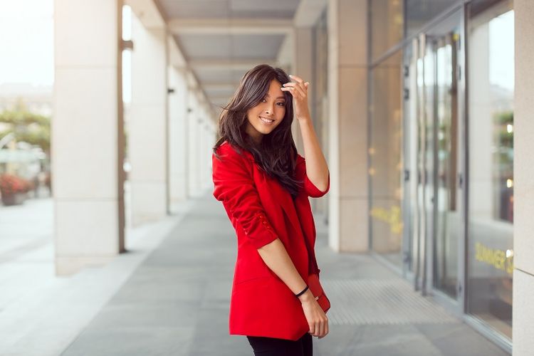 Ilustrasi perempuan memakai baju warna merah. Berikut warna baju yang membuat kulit tampak cerah