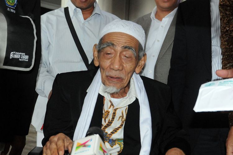 Ketua Majelis Syariah PPP KH Maimun Zubair memberikan keterangan kepada wartawan saat tiba dibandara Soekarno Hatta, Tangerang, Kamis (16/10/2014). 