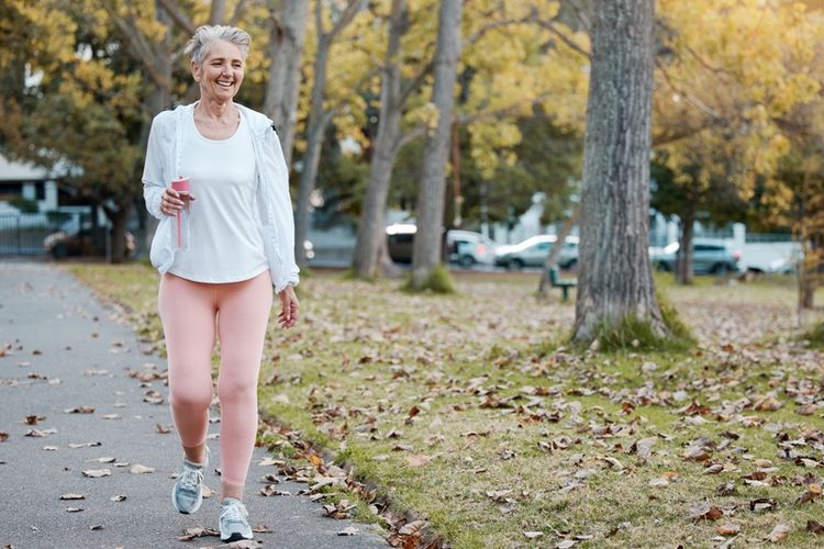 Jalan kaki bagi lansia bisa menurunkan risiko kematian dini.