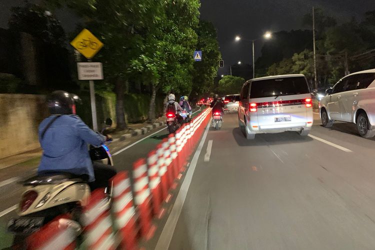 Pengendara sepeda motor ditemui masih menerobos jalur sepeda yang ada di Jalan Penjernihan 1, Tanah Abang, Jakarta Pusat, Rabu (30/11/2022).