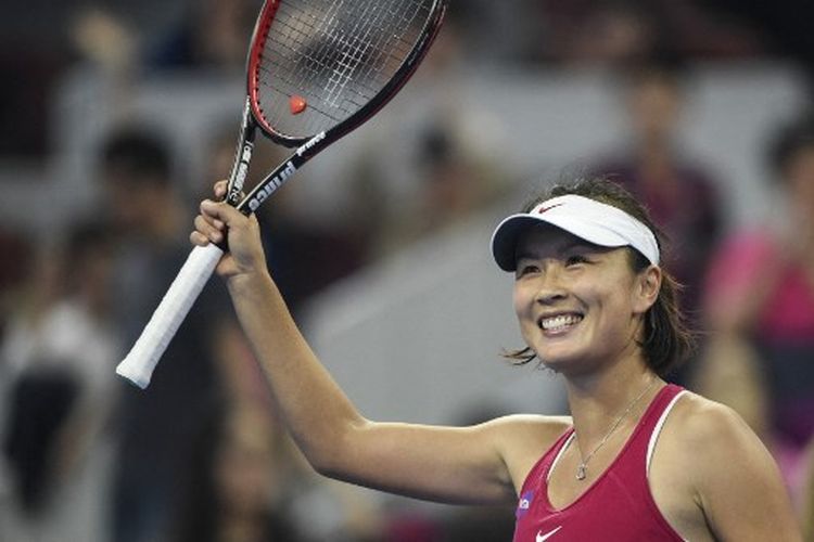 File foto ini diambil pada 3 Oktober 2016 menunjukkan reaksi Peng Shuai dari China setelah mengalahkan Venus Williams dari AS dalam pertandingan babak pertama tunggal putri di turnamen tenis China Open di Beijing. 