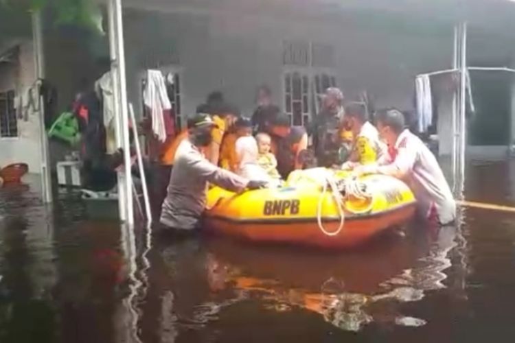 Petugas gabungan mengevakuasi sejumlah warga yang terdampak banjir di Kota Dumai, Riau, Kamis (28/10/2021).
