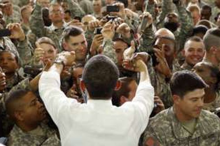 Presiden AS Barack Obama saat menyalami para anggota militer AS di Fort Campbell, Kentucky.