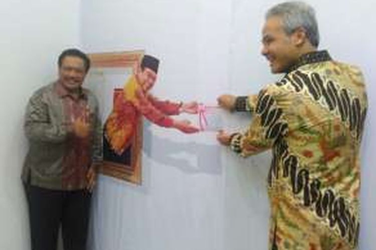 Wakil Ketua BPK RI Sapto Amal Damandari (kiri) dan Gubernur Jateng Ganjar Pranowo di Museum BPK Kota Magelang, Senin (9/1/2017).