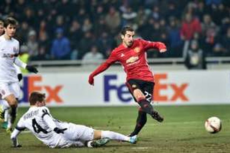 Gelandang Manchester United, Henrikh Mkhitaryan, mencetak gol ke gawang FC Zorya pada pertandingan Liga Europa di Luhansk, Kamis (8/12/2016). 