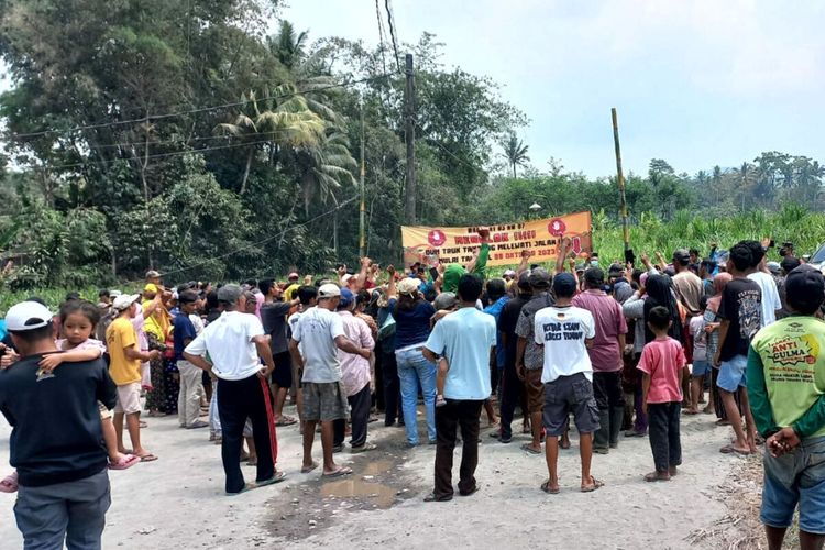Ratusan warga Dusun Rejokaton, Desa Sumberagung, Kecamatan Gandusari, Kabupaten Blitar, melakukan aksi pemblokiran truk pengangkut pasir yang melintas di dua ruas jalan desa, Minggu (8/10/2023). Hingga hari ini, Senin (9/10/2023), blokir jalan berupa portal bambu masih terpasang di sejumlah titik.