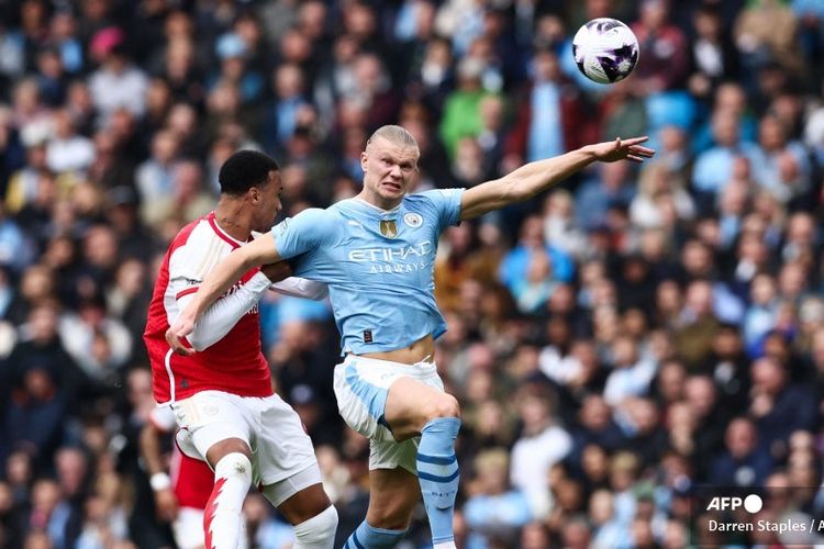 Penyerang Manchester City, Erling Haaland, beraksi pada laga Man City vs Arsenal di ajang Premier League, Minggu (31/3/2024).