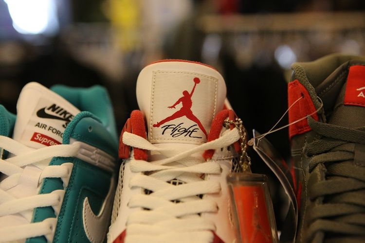 Produk Nike Air Jordan menjadi salah satu merek yang paling populer di ajang Sneakerpeak Vol 2 di Lippo Mall Kemang, Jakarta, Jumat (17/11/2017). Acara bagi penggemar dan kolektor sneakers ini diikuti oleh lebih dari 68 tenant dan akan berlangsung hingga Minggu, 19 November mendatang.