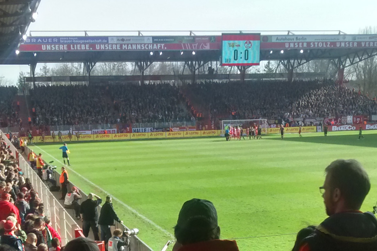 Stadion An der Alten Forsterei menjadi saksi bagi Tim yang berjuluk Die Eisernen (Si Pandai Besi) promosi ke Bundesliga musim ini setelah menang agregat ketika imbang melawan Suttgart di kandang pada hari Kamis (23/5/2019).