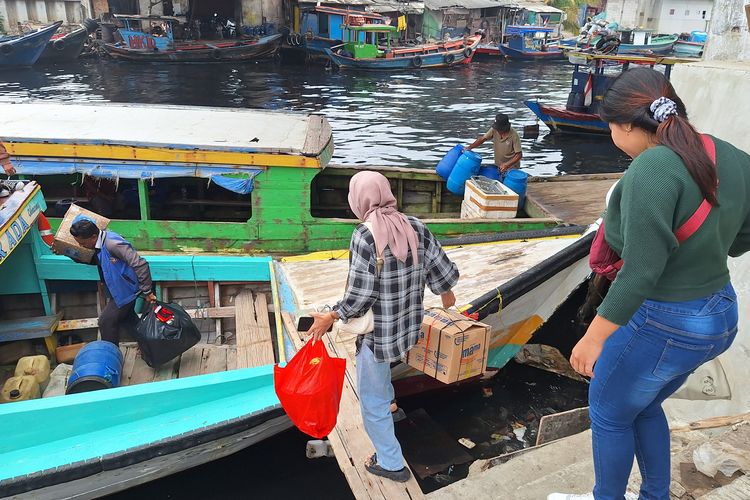 Sejumlah pemudik milih naik perahu dari Dermaga Nelayan Clincing Jakut untuk terhindar dari kemacetan dan biayanya lebih murah