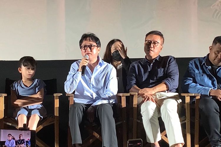 Sutradara Lee Hwan Kyung (kiri) dan produser Lee Min Ki (kanan) hadir dalam gala premiere film Miracle in Cell No 7 versi Indonesia di Epicentrum XXI, Jakarta Selatan, Kamis (1/9/2022). 