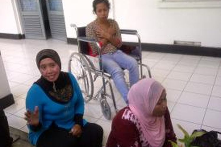 Ibunda Rafi, Mina (duduk di kursi roda), menunggu jenazah putranya di RS Soekamtyo Tjahya, kompleks Lanudal Juanda, Sidoarjo, Jawa Timur, Selasa (13/5/2014), dengan ditemani keluarganya, Sumarti (berbaju biru berkerudung hitam) dan Sunima.