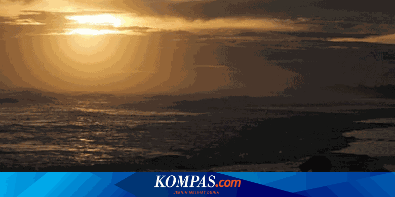 Menikmati Matahari Terbenam Di Pantai Jayanti