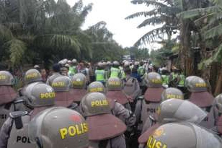 Polisi memblokade ratusan pengunjuk rasa penolakan pembangunan PLTU di Bengkulu