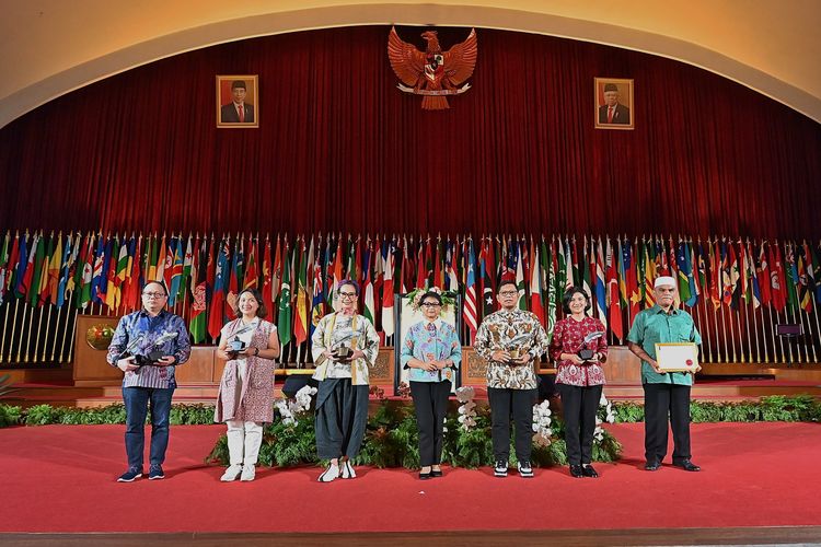 Enam kategori yang mendapatkan anugerah Adam Malik Awards (AMA) dari Kementerian Luar Negeri (Kemenlu) karena telah mendukung upaya diplomasi Indonesia. Anugerah diberikan di Museum Konperensi Asia Afrika, Bandung, Senin (8/1/2024).