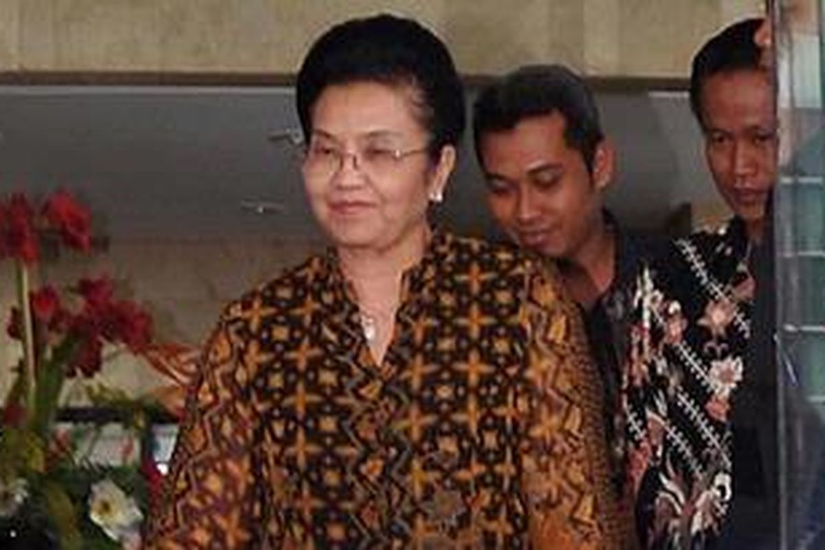 Mantan Menteri Kesehatan, Siti Fadillah Supari usai menjalani pemeriksaan di kantor Komisi Pemberantasan Korupsi (KPK), Jakarta, Jumat (1/4/2011). Ia diperiksa menjadi saksi dalam perkara korupsi pengadaan alat kesehatan penanganan wabah flu burung di Departemen Kesehatan pada tahun 2006 dengan tersangka Ratna Dewi Umar. 