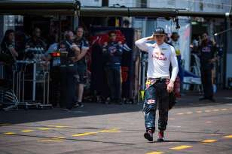 Pebalap Red Bull Racing asal Belanda, Max Verstappen, berjalan kembali ke pit setelah mengalami kecelakaan saat menjalani sesi kualifikasi GP Monaco di sirkuit jalan raya kota Monte Carlo, Sabtu (28/5/2016).