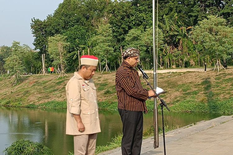 Bakal calon presiden dari Koalisi Perubahan, Anies Baswedan (berbaju lurik) saat membacakan pidato dalam upacara peringatan Hari Kemerdekaan Republik Indonesia ke-78 di Waduk Lebak Bulus, Kamis (17/8/2023).