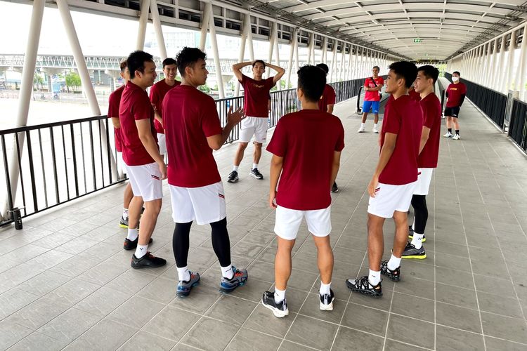 Tim Indonesia untuk Piala Thomas 2022 menjalani latihan ringan di sekitar Hotel Ibis, Bangkok, Thailand, pada Rabu (4/5/2022) waktu setempat untuk memulihkan kondisi.