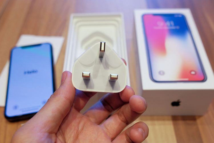 Charger iPhone X yang dibeli di Singapura memiliki tiga kaki, bila di Indonesia bentuk ini akan menyesuaikan menjadi dua kaki