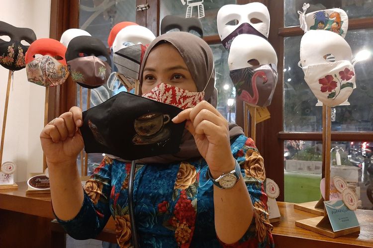 Salah satu perupa Wopanco Semarang, Intan Esty saat menunjukkan satu karya masker lukisnya yang bernuansa hitam.