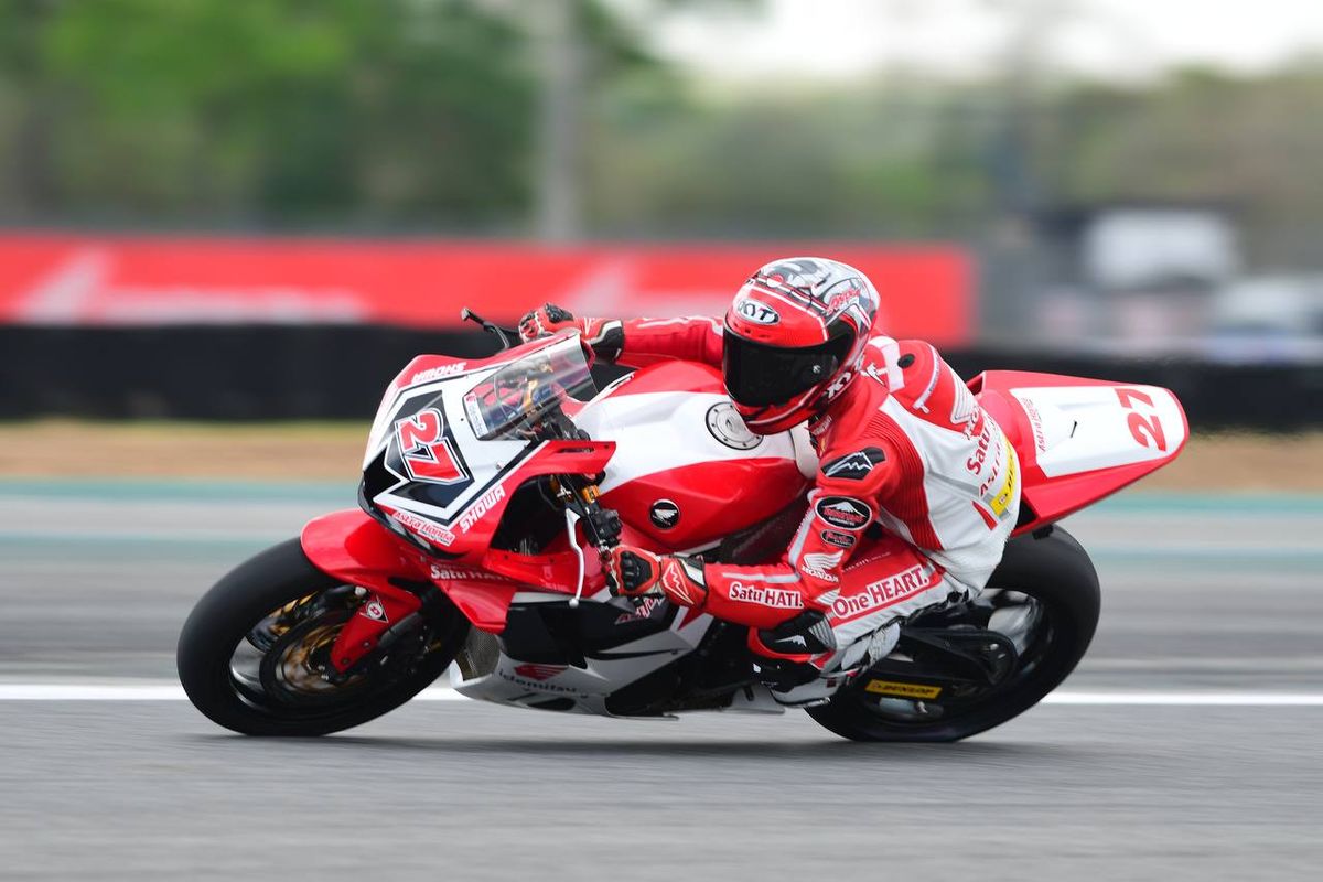 Aksi Andi Gilang pada balapan Supersport (SS) 600 dalam ajang Asia Road Racing Championship (ARRC) 2022 seri pertama, race perdana.