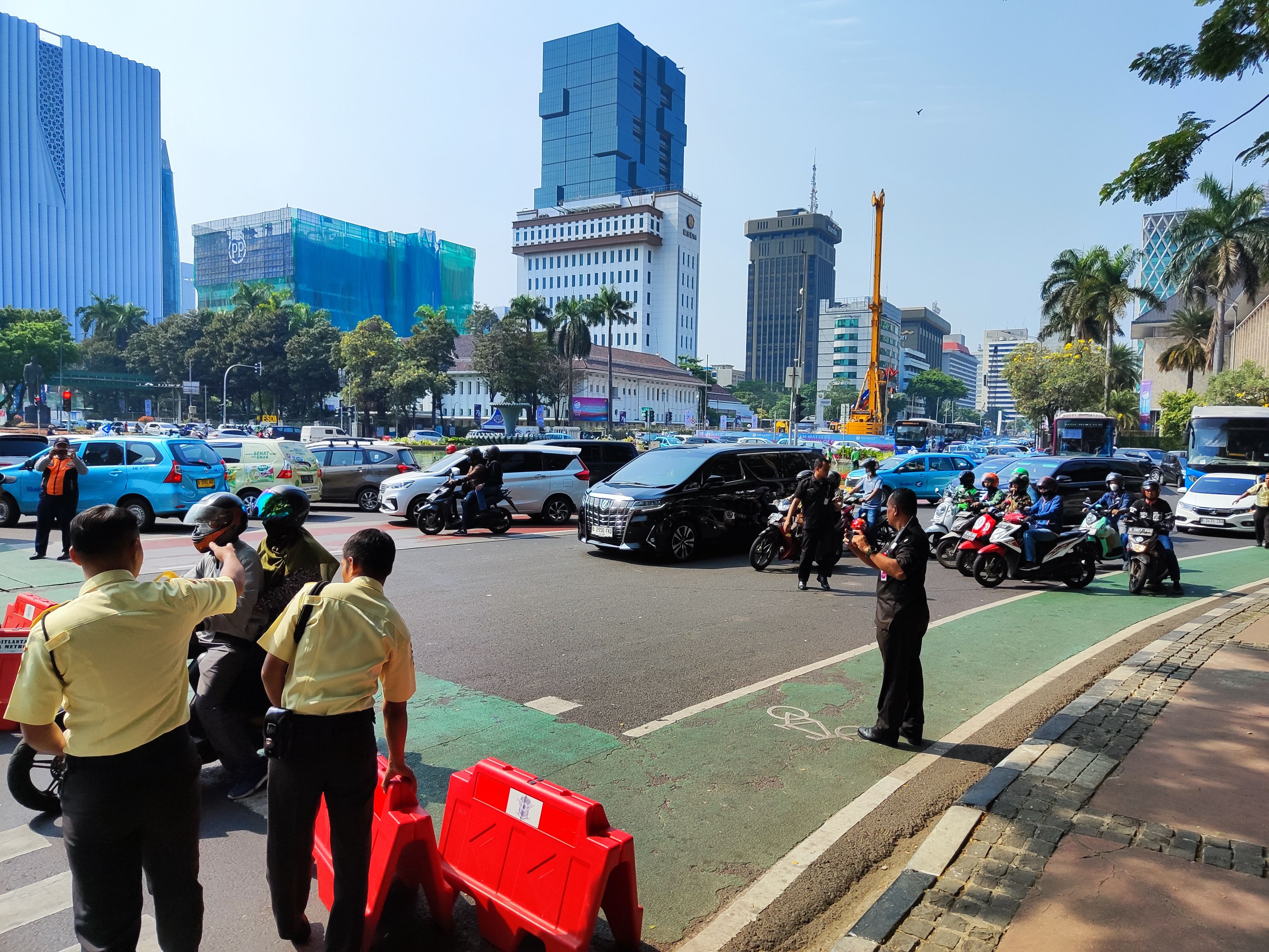 Ada Demo Buruh di Patung Kuda, Jalan Merdeka Barat Arah Harmoni Ditutup