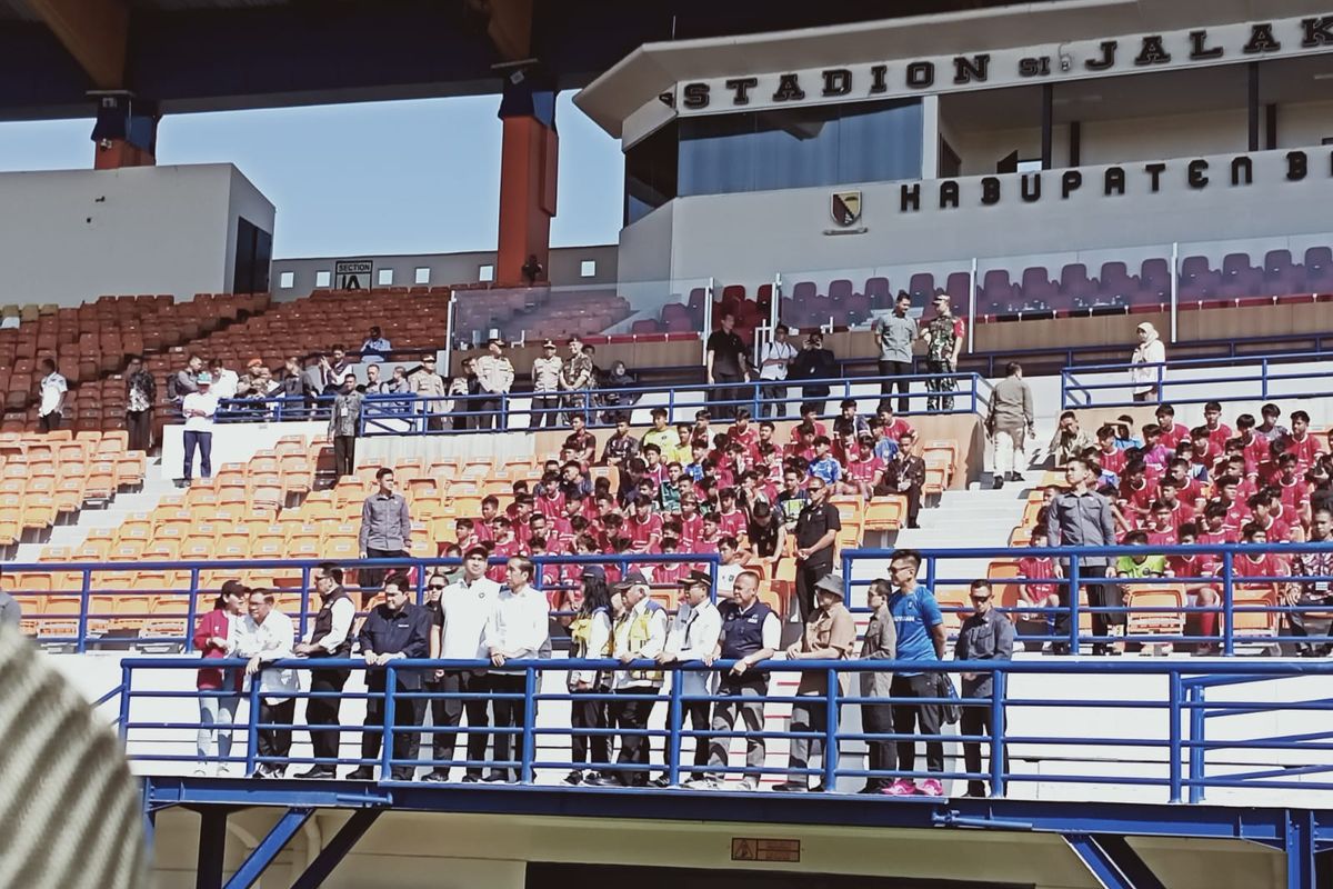 Presiden Jokowi saat mengunjungi Stadion Si Jalak Harupat (SJH) pada Rabu (12/7/2023) dalam lawatannya Presiden mengecek kesiapan SJH serta menyaksikan seleksi Tim Nas U-17.