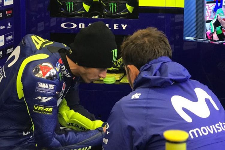 Valentino Rossi menunggu race MotoGP Inggris yang mengalami pengunduran, Minggu (26/8/2018).