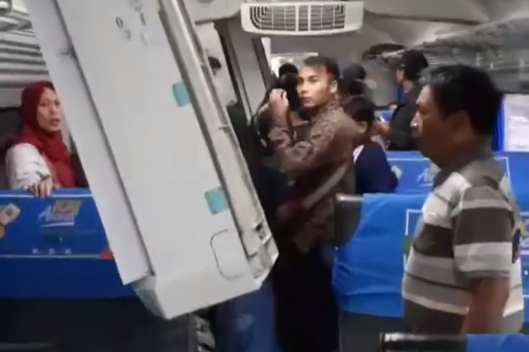 Sejumlah air conditioner (AC) split atau pendingin ruangan di rangkaian gerbong kereta api lokal tujuan Bandung -Cicalengka terlepas dan menimpa penumpang, Jumat (27/12/2019).