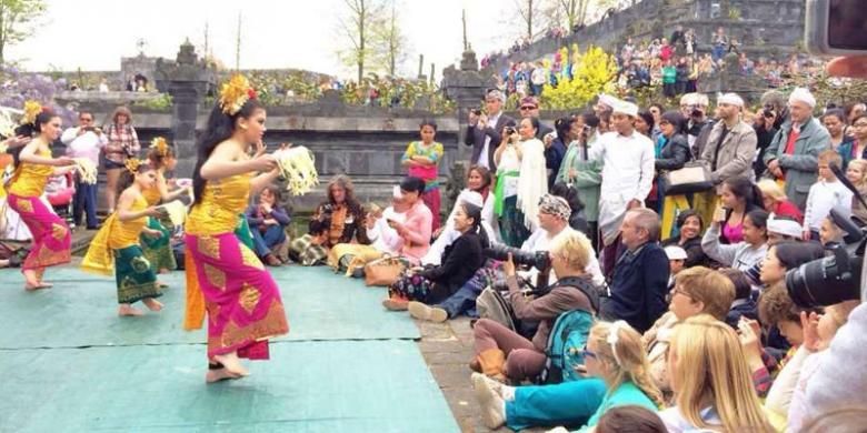 Penampilan Tari Pendet pada hari Raya Saraswati, Sabtu (2/5/2015), di Pura Agung Shanti Bhuwana - Pairi Daiza, 85 km dari kota Brussel, Belgia.