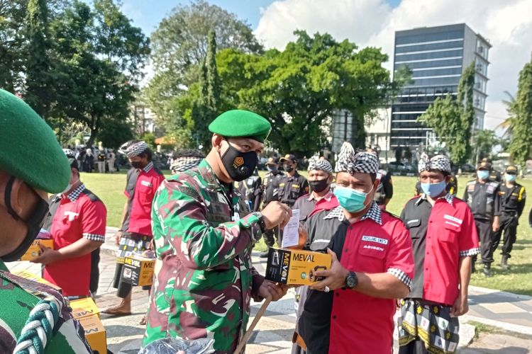 Danrem 162 Wira Bhakti, Brigjen TNI, Ahmad Rizal Ramdhani, memberikan bantuan, senter, masker dan buku petunjuk pengamanan PPKM darurat kepada salah satu pecalang untuk kesiapan PPKM Darurat di Mataram.