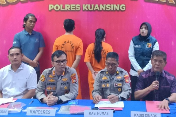 Pasutri yang menganiaya bayi 2 tahun hingga tewas, dihadirkan dalam konferensi pers di Polres Kuansing, Riau, Sabtu (14/6/2025).