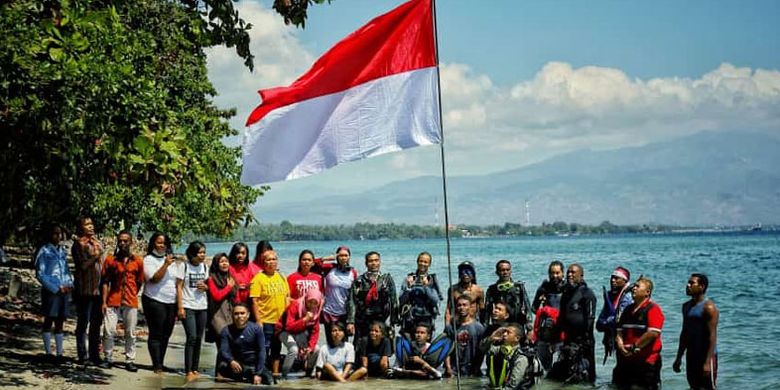 Upacara bendera menyambut HUT ke-74 RI di Teluk Maumere, Kabupaten Sikka, Flores, Nusa Tenggara Timur, Sabtu (16/8/2019).