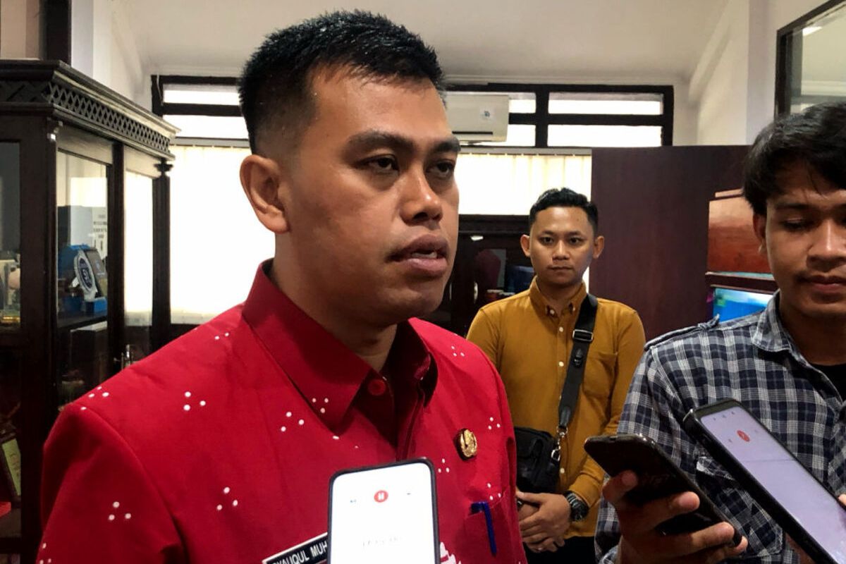 Wali Kota Blitar Syauqul Muhibbin alias Ibin menjawab pertanyaan awak media di Kantor Pemerintah Kota Blitar, Kamis (6/3/2025)