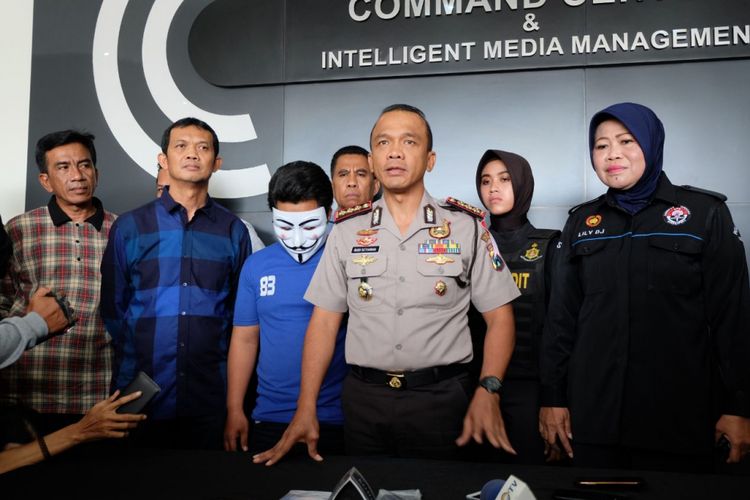 JN (tengah) tersangka pelaku pelecehan seksual kepada pasien National Hospital Surabaya
