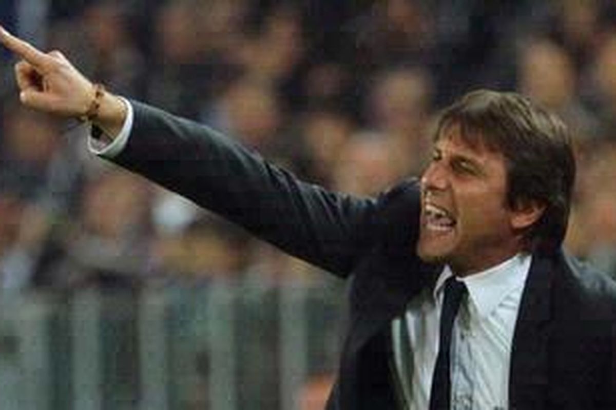 Aksi pelatih Juventus, Antonio Conte, saat pertandingan Juventus kontra Lecce dalam lanjutan Serie A di Stadion Juventus, Turin,  Rabu (2/5/2012). 