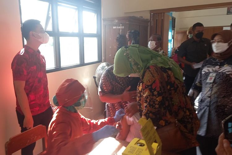 Petugas kesehatan dari Dinas Kesehatan Solo melakukan penyuntikan vaksin untuk anak usia 6-11 tahun di salah satu sekolah dasar di Solo, Jawa Tengah, Selasa (28/12/2021).
