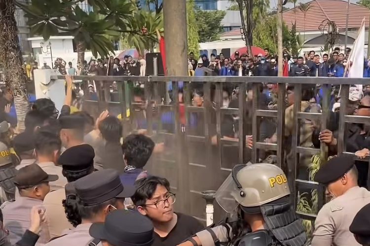 Mahasiswa Demo Desak Karhutla Ditetapkan Sebagai Bencana Nasional, Pagar DPRD Kalsel Roboh