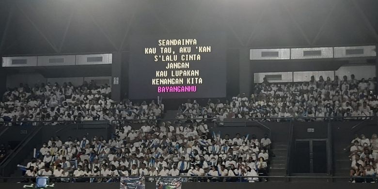 Layar besar Tennis Indoor Senayan menampilkan lirik lagu Seaindainya dari Vierra untuk mengajak para penonton Tiba Tiba Tenis bernyanyi bersama.