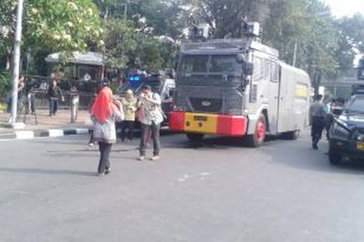 Warga menjadikan momen jelang putusan Mahkamah Konstitusi terkait gugatan Prabowo Subianto, untuk berfoto bersama aparat dan kendaraan pengamanan yang berada di depan Gedung MK, Kamis (21/8/2014).