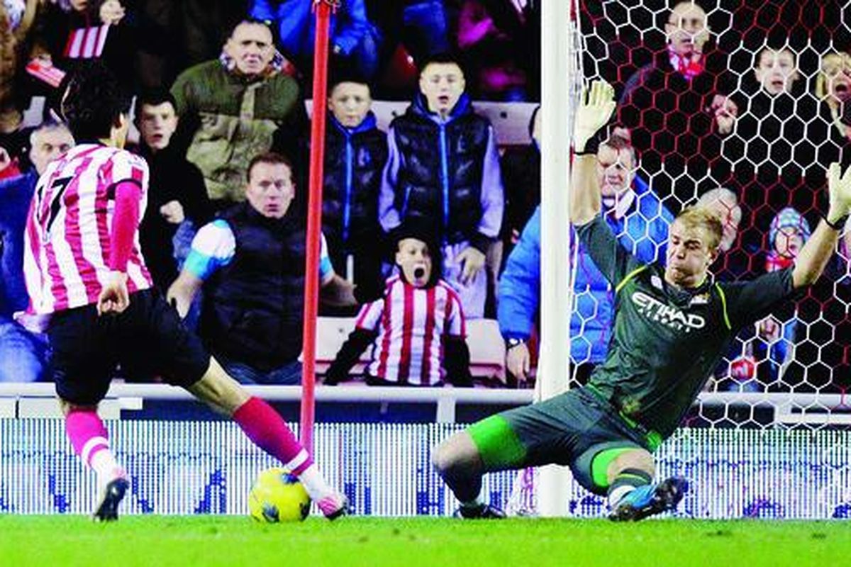 Penyerang Sunderland asal Korea Selatan, Ji Dong-won (kiri), mengecoh penjaga gawang Manchester City, Joe Hart (kanan), dan mencetak satu-satunya gol pada pertandingan Liga Inggris di Stadium of Light, Sunderland, Inggris, Minggu (1/1).