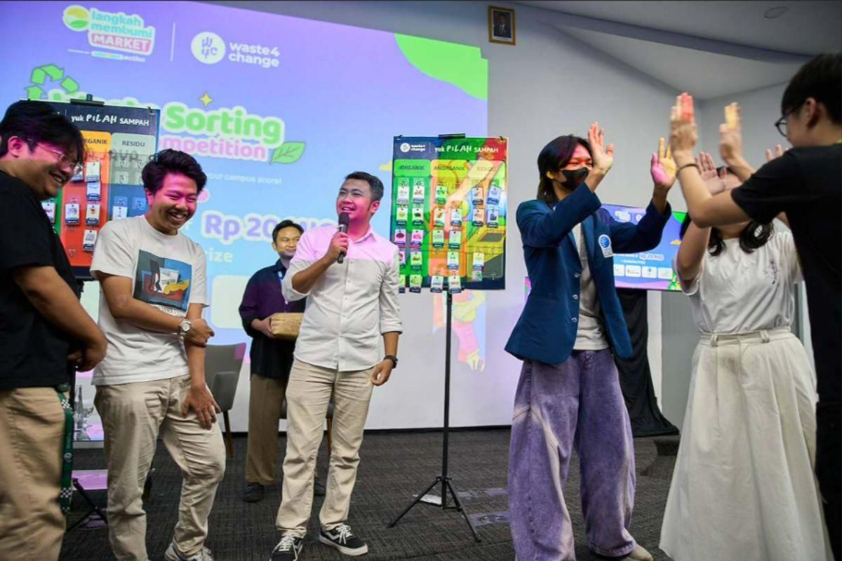 Bersama Waste4Change mahasiswa juga mendapatkan edukasi terkait pemilahan sampah sebagai langkah sederhana untuk mendukung keberlanjutan.