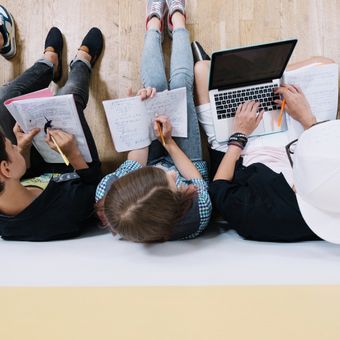 Ilustrasi gen Z dan milenial