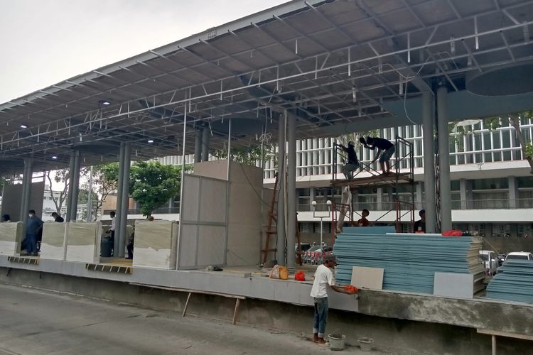 Proses pengerjaan halte Transjakarta Jakarta Kota yang baru di sebelah Stasiun Jakarta Kota, Senin (25/7/2022).